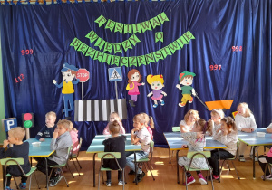 Dzieci sześcioletnie czekają na rozpoczęcie turnieju wiedzy o bezpieczeństwie