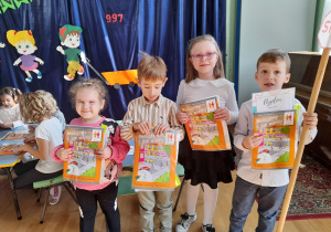 Dzieci z grupy Delfinków pozują do zdjęcia z dyplomami