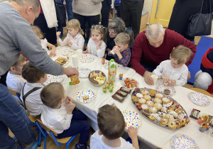 Poczęstunek w grupie Motylków.