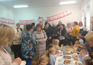 Dzieci z grupy Myszek podczas poczęstunku w swojej sali.
