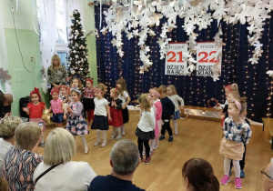 Odkrywcy prezentują taniec dla babci i dziadka.