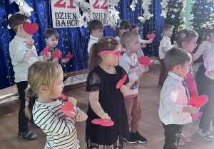 Grupa Rybek wykonuje taniec z serduszkami.