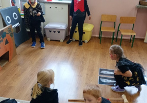 Jagoda turla piłeczkę do buzi dyni.