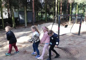 Na świeżym powietrzu dzieci biorą udział w zabawach tematycznych, np. jadąc na „czarodziejskiej miotle