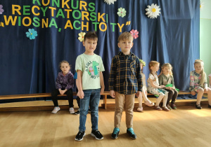 Chłopcy recytują wiersz.