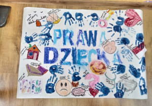 Plakat z okazji obchodów Międzynarodowego dnia praw dziecka wykonany przez Żabki i Zajączki