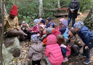 Dzieci słuchają słowiańskich tradycji