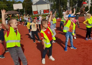 Dzieci tańczą na boisku sportowym