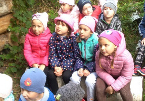 Dzieci w skupieniu słuchają wykładu o skrzatach. Krystian, Paweł, Ola, Julia, Laura, Michał, Antek oraz Zuzia są naprawdę bardzo zainteresowani!