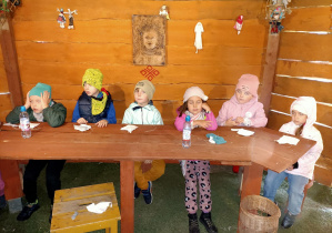 Dzieci słuchają wiedźmy Asi – za chwilę wykonają swoje laleczki.