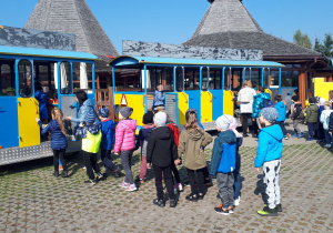Dzieci wsiadają do ZooKolejki