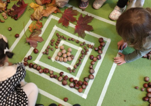 2.Dzieci układają dary jesieni w wyznaczonych miejscach.