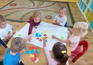 02-Dzieci wyklejają kropkę papierem kolorowym