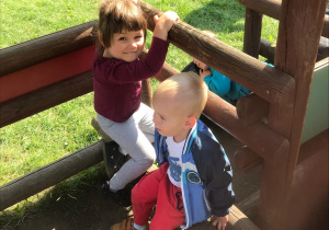 4 - dziewczynka i chłopiec bawią się w ogrodzie