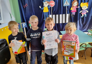 Dzieci z grupy Lisków pozują do zdjęcia z dyplomami