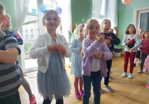 Dzieci tańczące na sali gimnastycznej
