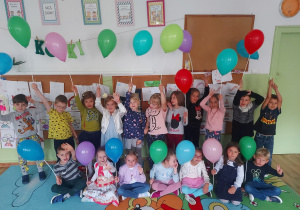 Dzieci trzymające baloniki