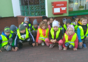Przed wejściem – wszystkie dzieci przed urzędem pocztowym