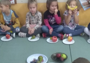 Każdy wybrał sobie owoc – Antosia zachwyca się jabłkiem, Martynka robi bananowy uśmiech