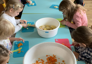 Dzieci kroją warzywa na sałatkę
