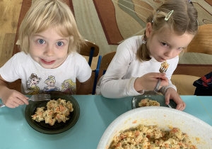 Otylia i Natalia degustują warzywną sałatkę