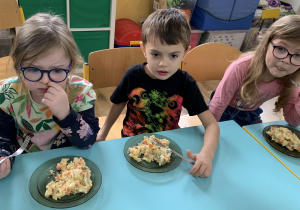 Zosia, Eryk i Zosia degustują warzywną sałatkę