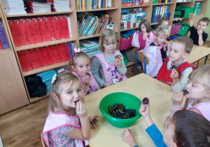Dzieci jedzą śliwki