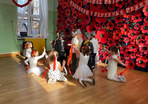 Dzieci z grupy IX prezentują choreografię opowiadającą o odzyskaniu przez Polskę niepodległości