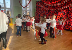 Dzieci z grupy XI prezentują taniec do melodii patriotycznej