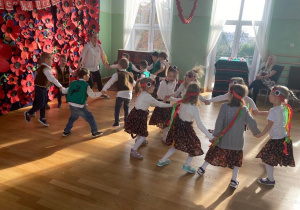 Dzieci z grupy XII prezentują taniec "Polka dziadek"