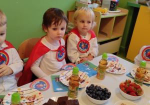 7.Dzieci spożywają pyszny zdrowy poczęstunek