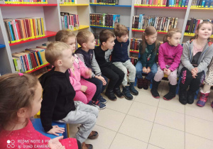 Chłopcy i dziewczynki słuchają czytanej bajki
