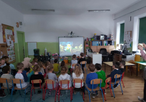 Dzieci oglądają bajkę o Kubusiu Puchatku
