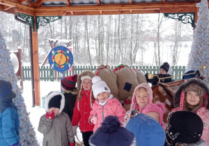 Dzieci i wóz Świętego Mikołaja
