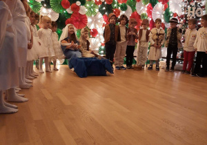 Dzieci prezentują świąteczny występ.