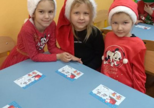 Hania, Laura i Anastazja jako pierwsze przygotowały Kartki pocztowe do Św. Mikołaja.