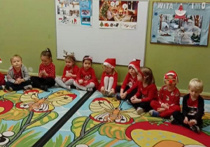 1. Dzieci siedzą na dywanie i śpiewają piosenkę o mikołaju
