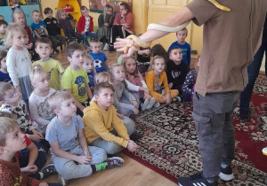 4.Dzieci obserwują pokaz węża.