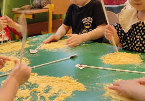 6. Dzieci bawią się swobodnie rozsypaną mąką