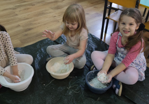 Zdj. 6- Dziewczynki bawią się mąką
