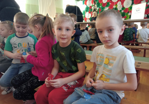 Dzieci otrzymały nagrody – ołówki, opaski i breloczki.