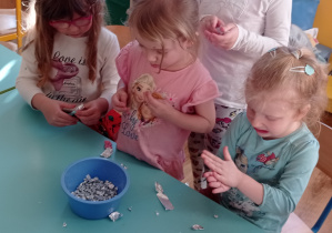 Dzieci szykują kuleczki z folii aluminiowej do wykonania pracy plastycznej