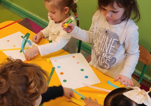 2. dzieci łączą kroki za pomocą paska w tym samym kolorze