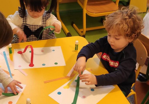 5. dzieci przy pomocy paska łączą kropki w tym samym kolorze