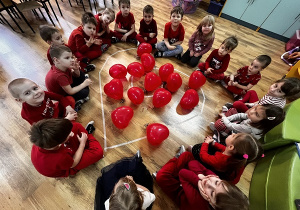 1.Grupa Rybek siedzi w kole wokół serca z balonów.
