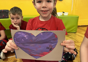 3.Olek prezentuje woreczek strunowy wypełniony farbą w kształcie serca.