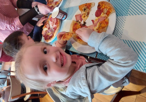 Dzieci degustują swoją pizzę