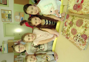 Dziewczynki prezentują swoją pizzę.