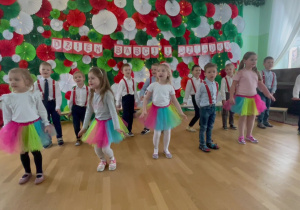 Dzieci śpiewają piosenkę i tańczą