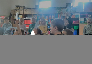 Dzieci z grupy Tygryski uczestniczą w quizie na temat recyklingu.